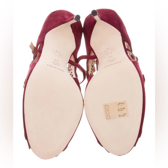 Purple suede Marchesa Marina pumps w/ laser-cut motif. - Picture 4 of 5